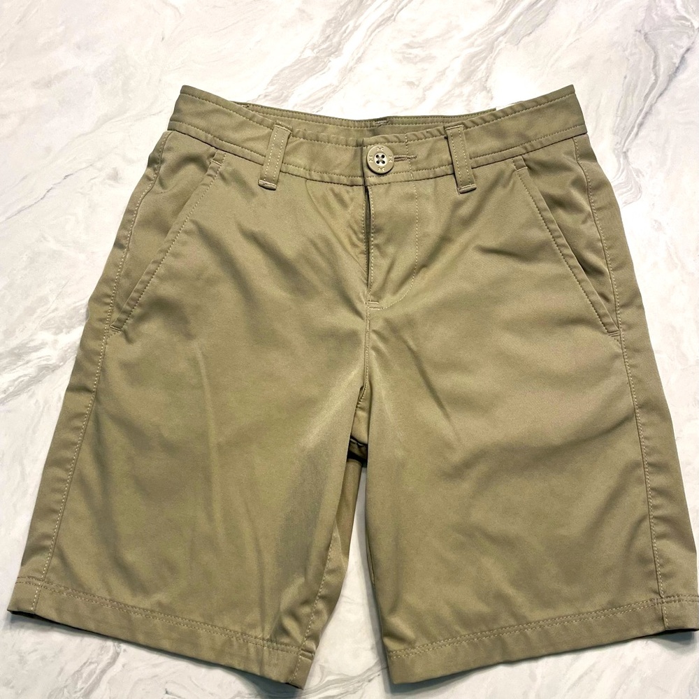 Under Armout boys golf shorts size 8